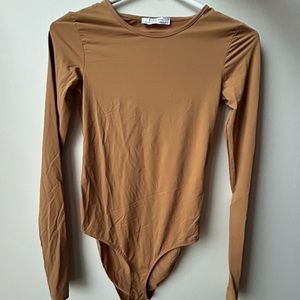 Zara body suit
•Comfortable and stretchy
•Outfit pairing vary
•Never worn